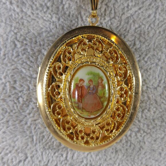 Ceramic Cameo Photo Locket Necklace, Filigree Gold Plated, 1960s Vintage Jewelry - Picture 10 of 10